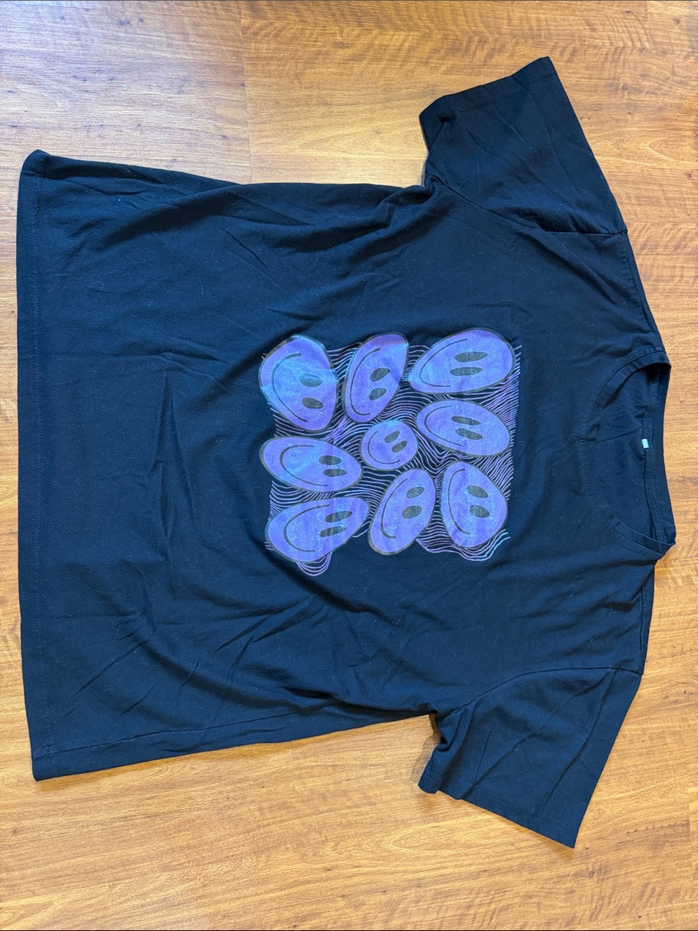 Black Graphic Short-Sleeve Men's T-Shirt with Purple Abstract Design
